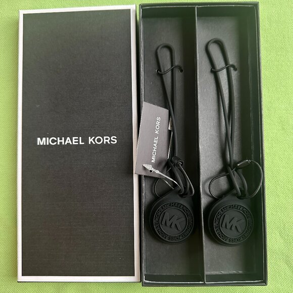 MICHAEL KORS LOGO-EMBOSSED CASES FOR APPLE AIR TAG (BOXED SET OF 2):NIB … - Picture 2 of 9